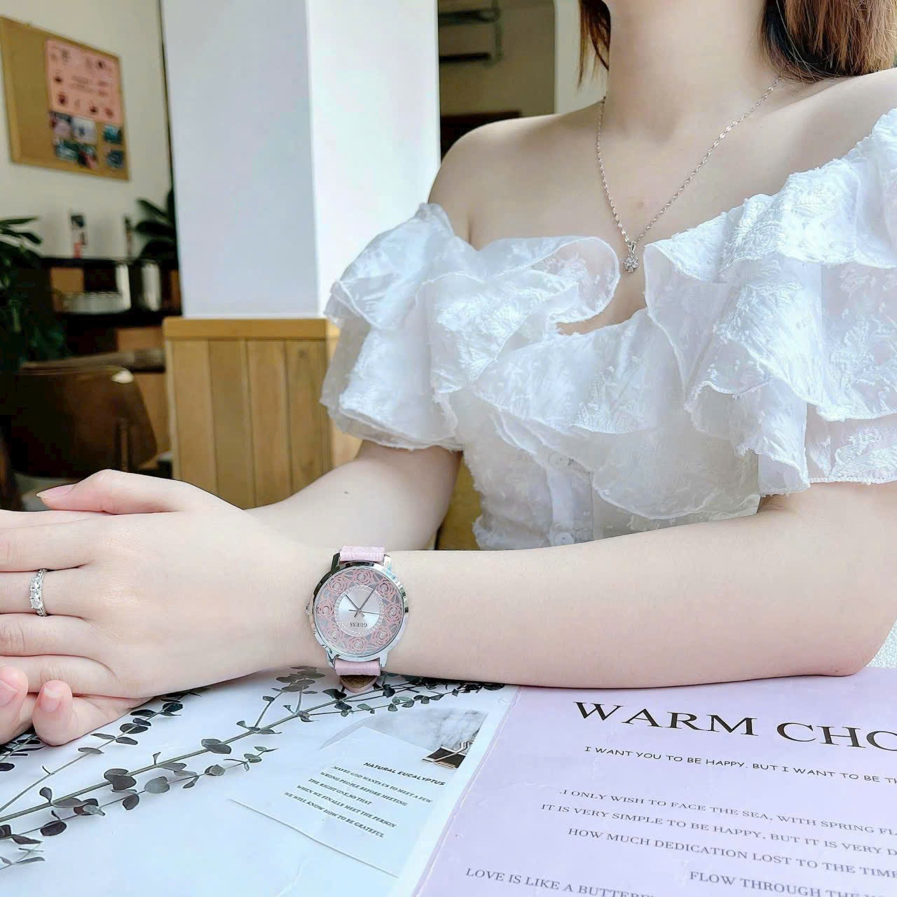 Đồng Hồ Guess Flora |Nữ Giới |Họa Tiết Hoa Hồng |Dây Da Màu Hồng |Máy Pin (Quartz) |Size 39mm |donghogiatot.vn