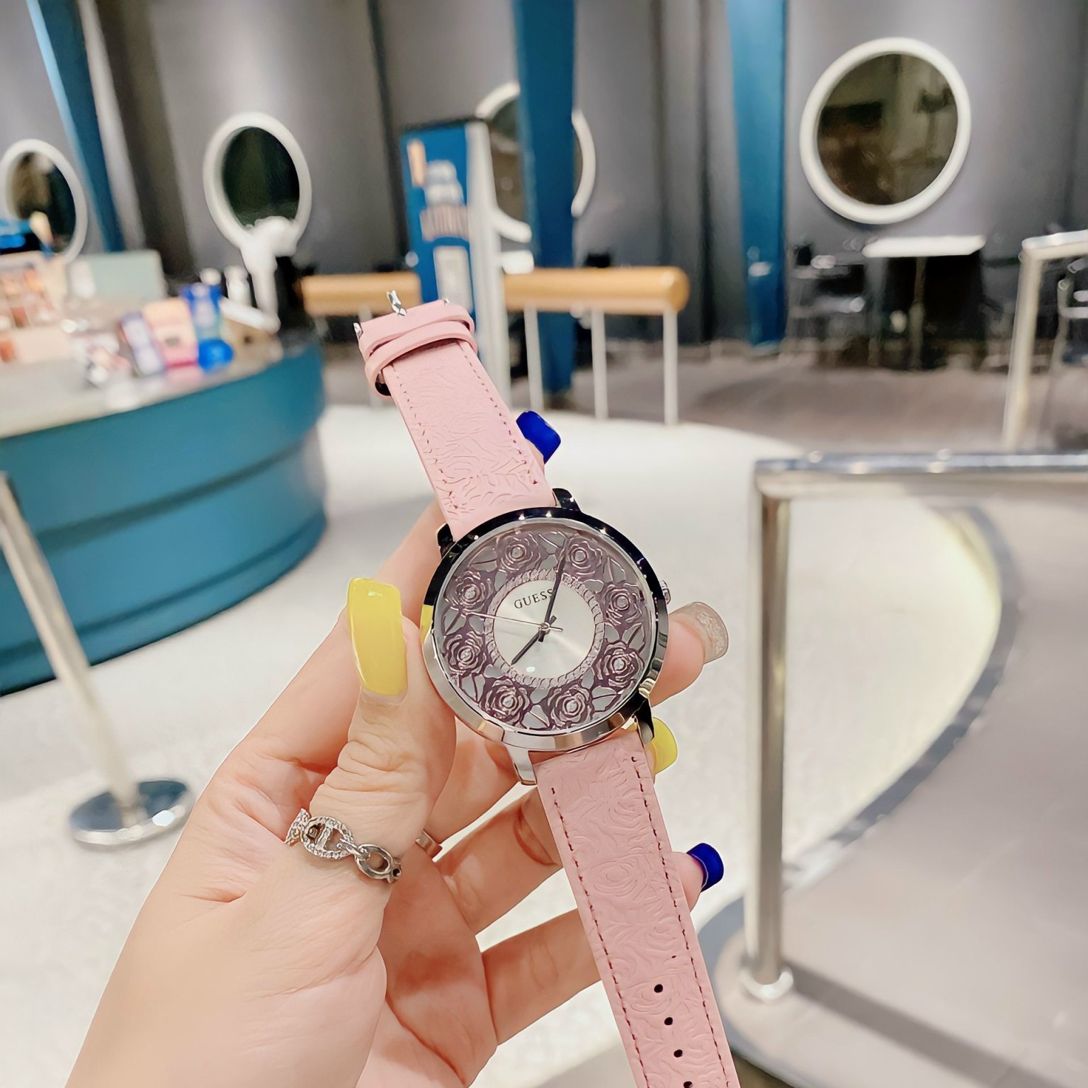 Đồng Hồ Guess Flora |Nữ Giới |Mặt Bông Hoa |Dây Da Hồng |Máy Pin (Quartz) |Size 40mm |donghogiatot.vn