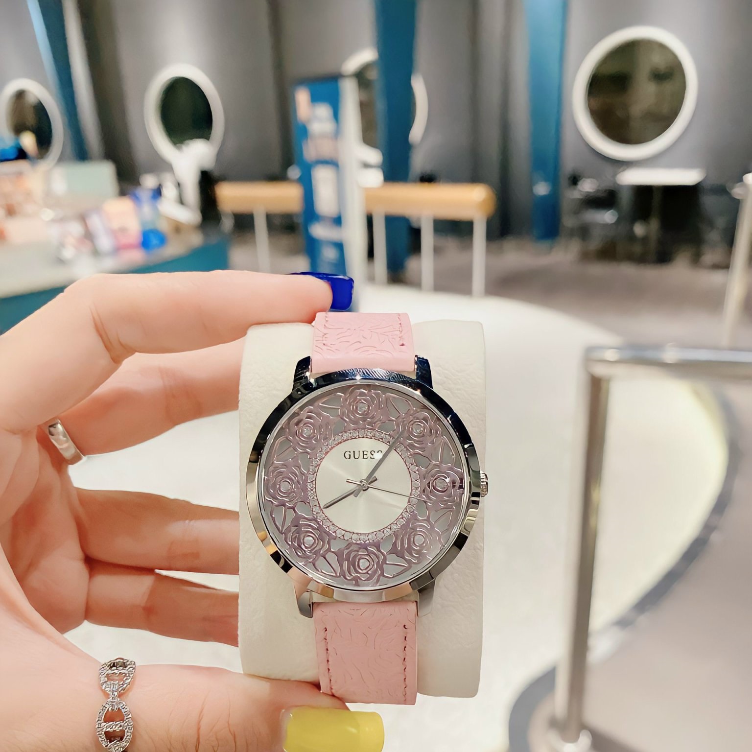 Đồng Hồ Guess Flora |Nữ Giới |Mặt Bông Hoa |Dây Da Hồng |Máy Pin (Quartz) |Size 40mm |donghogiatot.vn