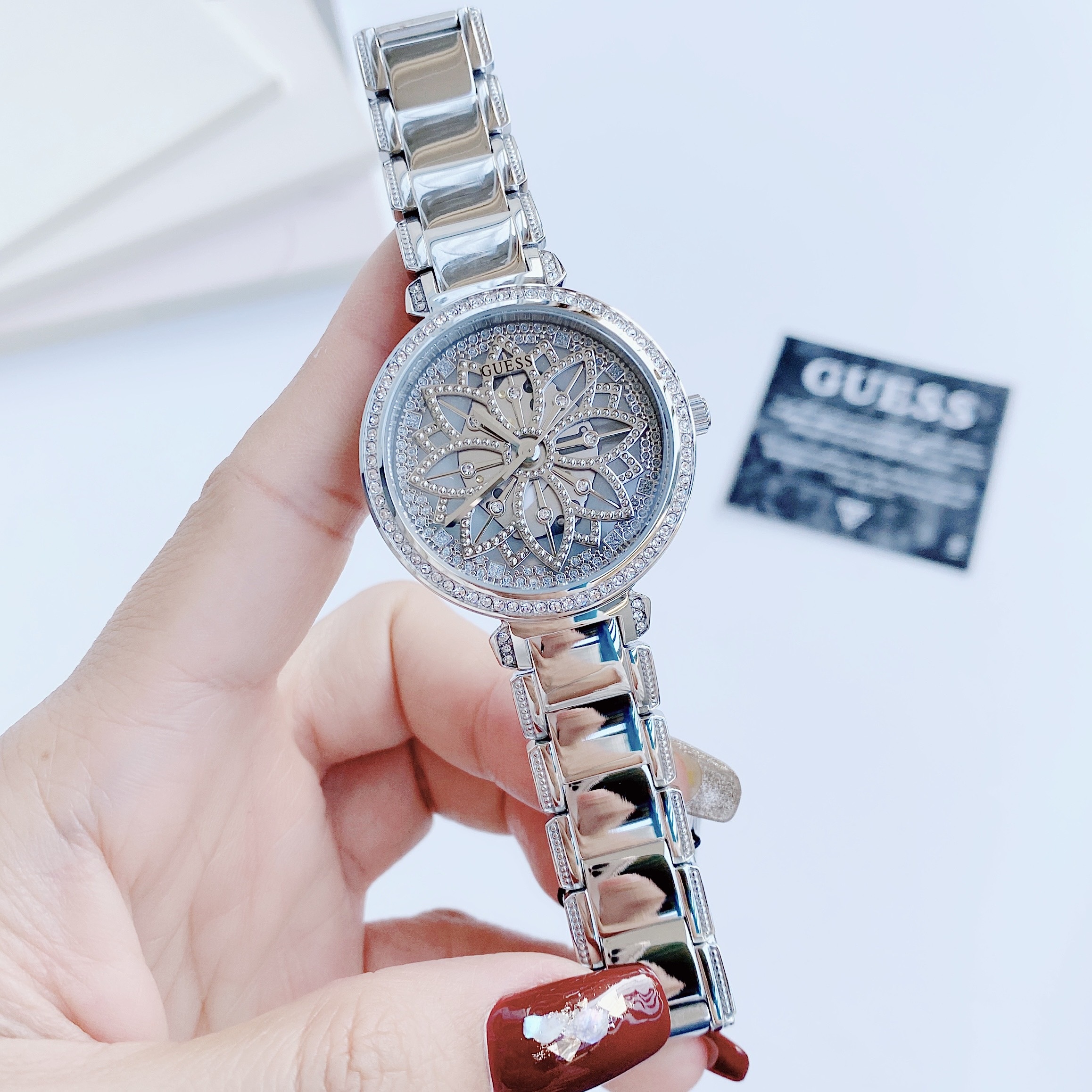 Đồng Hồ Guess Flora |Nữ Giới |Bông Hoa |Dây Kim Loại Trắng Silver |Máy Pin (Quartz) |Size 36mm |donghogiatot.vn