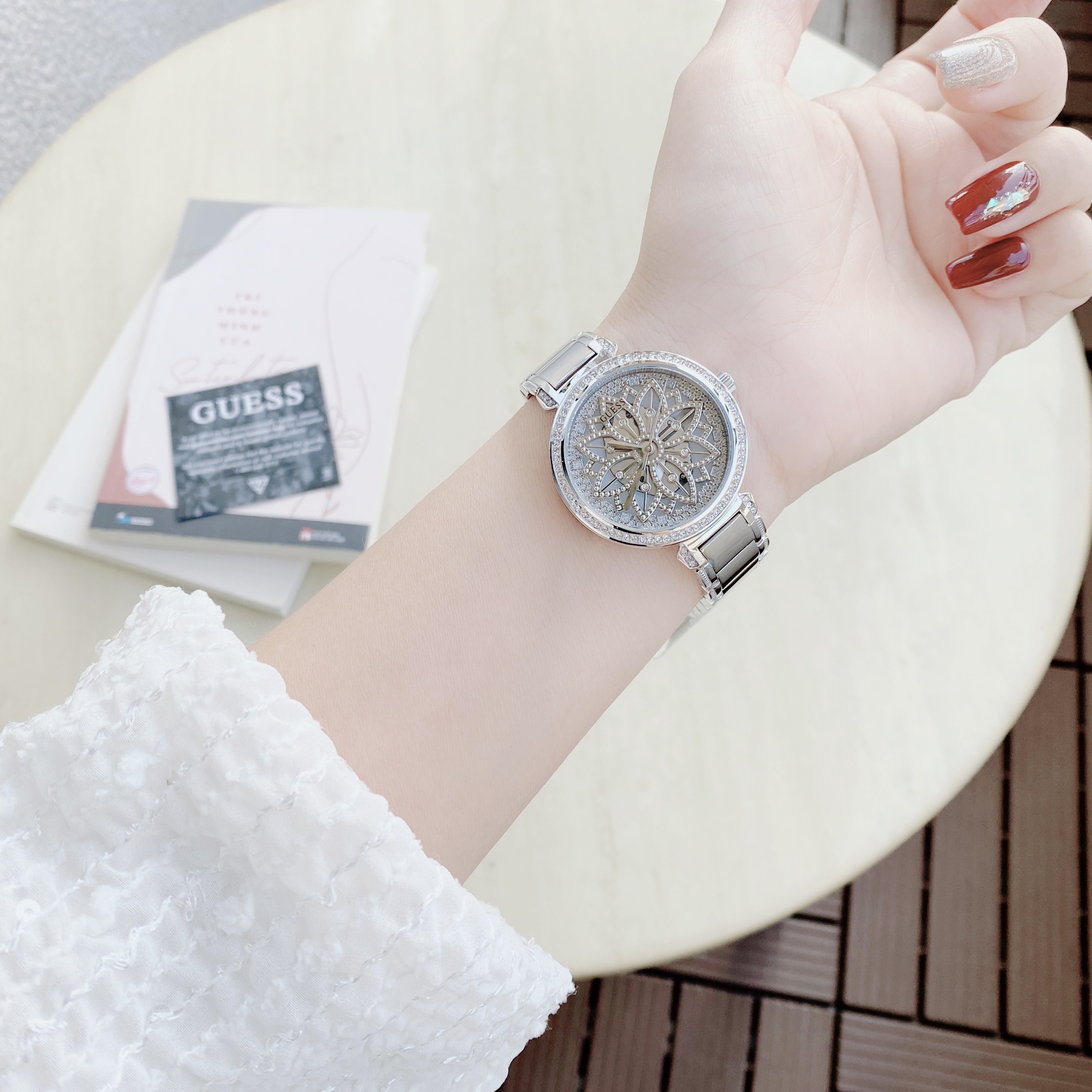 Đồng Hồ Guess Flora |Nữ Giới |Bông Hoa |Dây Kim Loại Trắng Silver |Máy Pin (Quartz) |Size 36mm |donghogiatot.vn