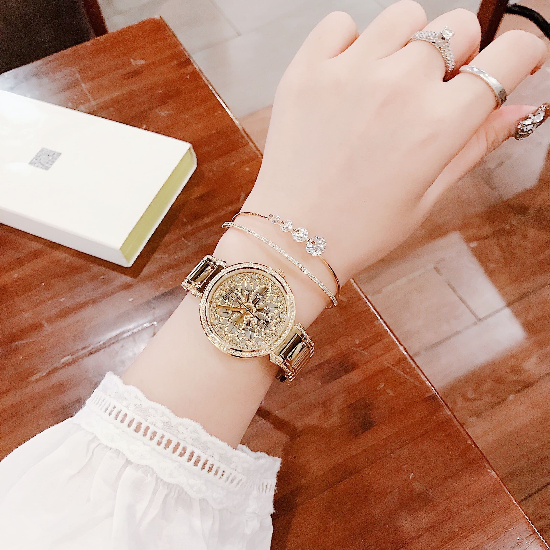 Đồng Hồ Guess Flora |Nữ Giới |Bông Hoa |Dây Kim Loại Vàng Gold |Máy Pin (Quartz) |Size 36mm |donghogiatot.vn