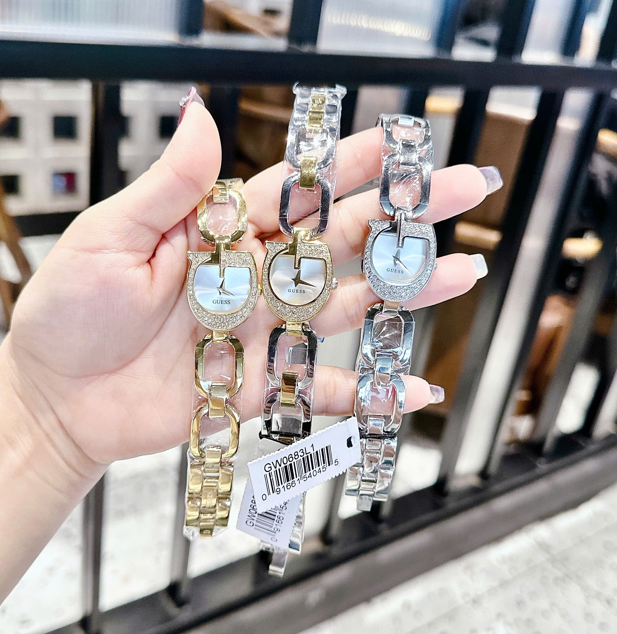 Đồng Hồ Guess Gia |Nữ Giới |Mặt Hình Bán Nguyệt |Lắc Tay Demi Vàng Gold |Máy Pin (Quartz) |Size 22mm |donghogiatot.vn