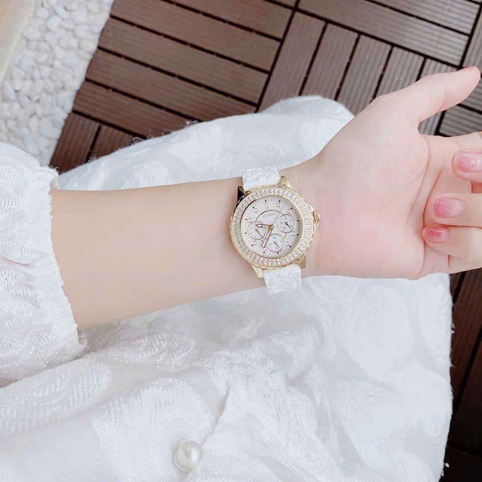 Đồng Hồ Guess Glitter |Nữ Giới |Đính Đá Vàng Gold |Dây Cao Su Trắng |Máy Pin (Quartz) |Size 34mm |donghogiatot.vn
