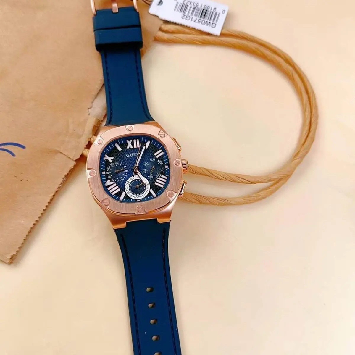 Đồng Hồ Guess Headline |Nam Giới |Mặt Vuông |Rose Gold |Dây Silicone Xanh |Máy Pin (Quartz) |Size 42mm |donghogiatot.vn