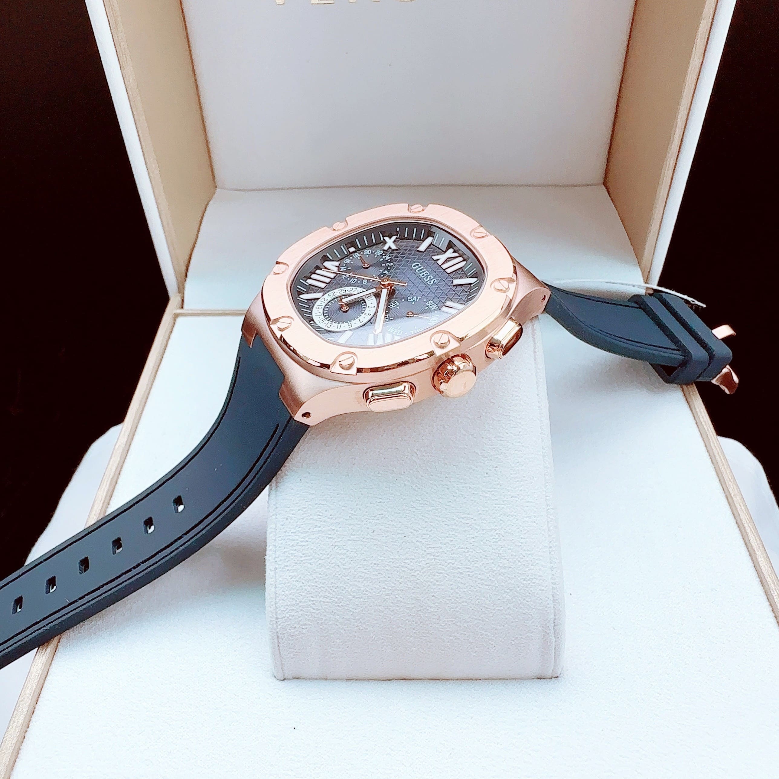 Đồng Hồ Guess Headline |Nam Giới |Mặt Vuông |Rose Gold |Dây Silicone Xanh |Máy Pin (Quartz) |Size 42mm |donghogiatot.vn