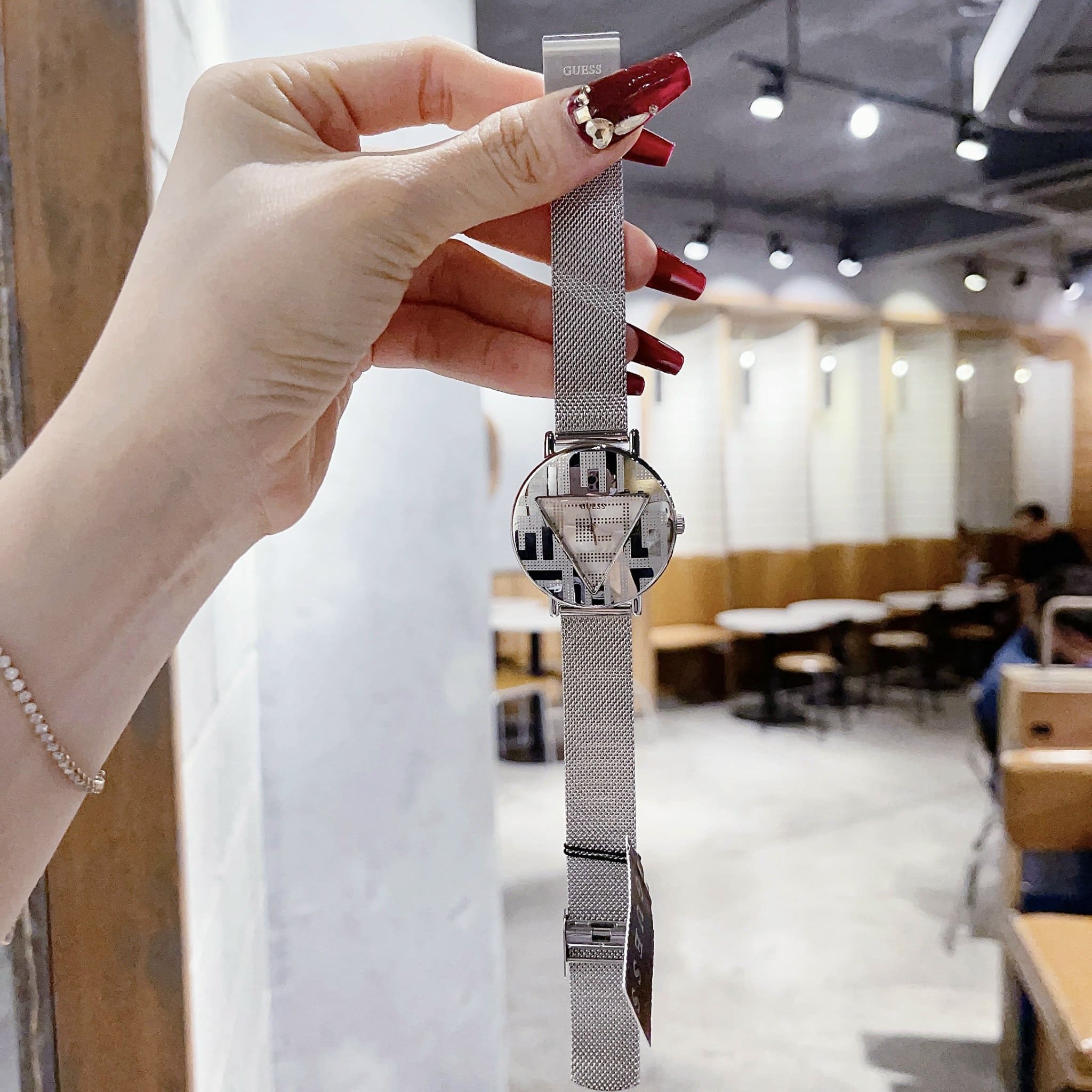 Đồng Hồ Guess Iconic |Nữ Giới |Mặt Trắng Silver |Dây Mesh Lưới |Máy Pin (Quartz) |Size 36mm |donghogiatot.vn