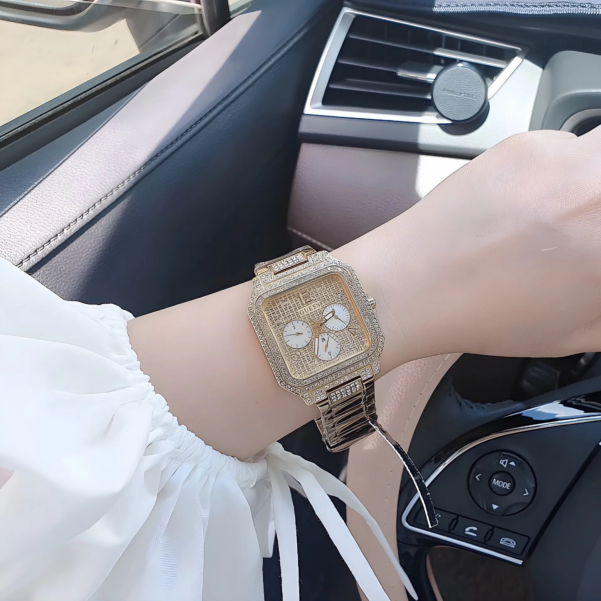 Đồng Hồ Guess Integrity |Nữ Giới |Mặt Vuông Full Đá |Dây Kim Loại Vàng Gold |Máy Pin (Quartz) |Size 35mm |donghogiatot.vn