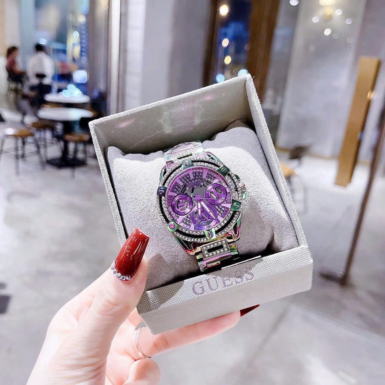Đồng Hồ Guess Iridescent |Nữ Giới |6 Kim |Đính Đá |Dây Kim Loại Màu Tím |Máy Pin (Quartz) |Size 40mm |donghogiatot.vn