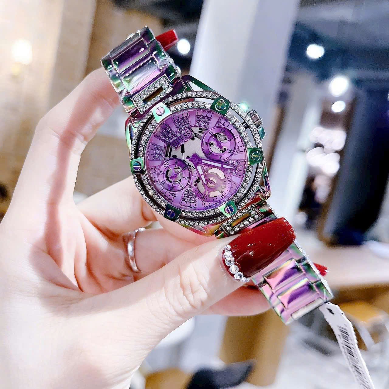 Đồng Hồ Guess Iridescent |Nữ Giới |6 Kim |Đính Đá |Dây Kim Loại Màu Tím |Máy Pin (Quartz) |Size 40mm |donghogiatot.vn