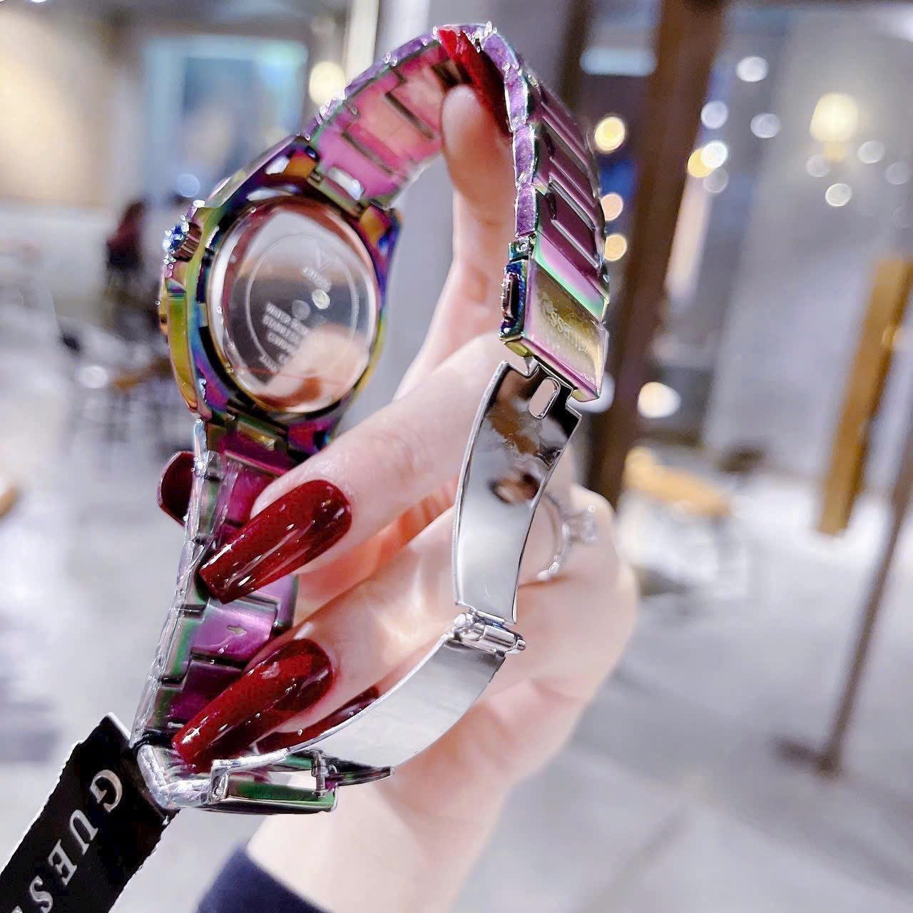 Đồng Hồ Guess Iridescent |Nữ Giới |6 Kim |Đính Đá |Dây Kim Loại Màu Tím |Máy Pin (Quartz) |Size 40mm |donghogiatot.vn