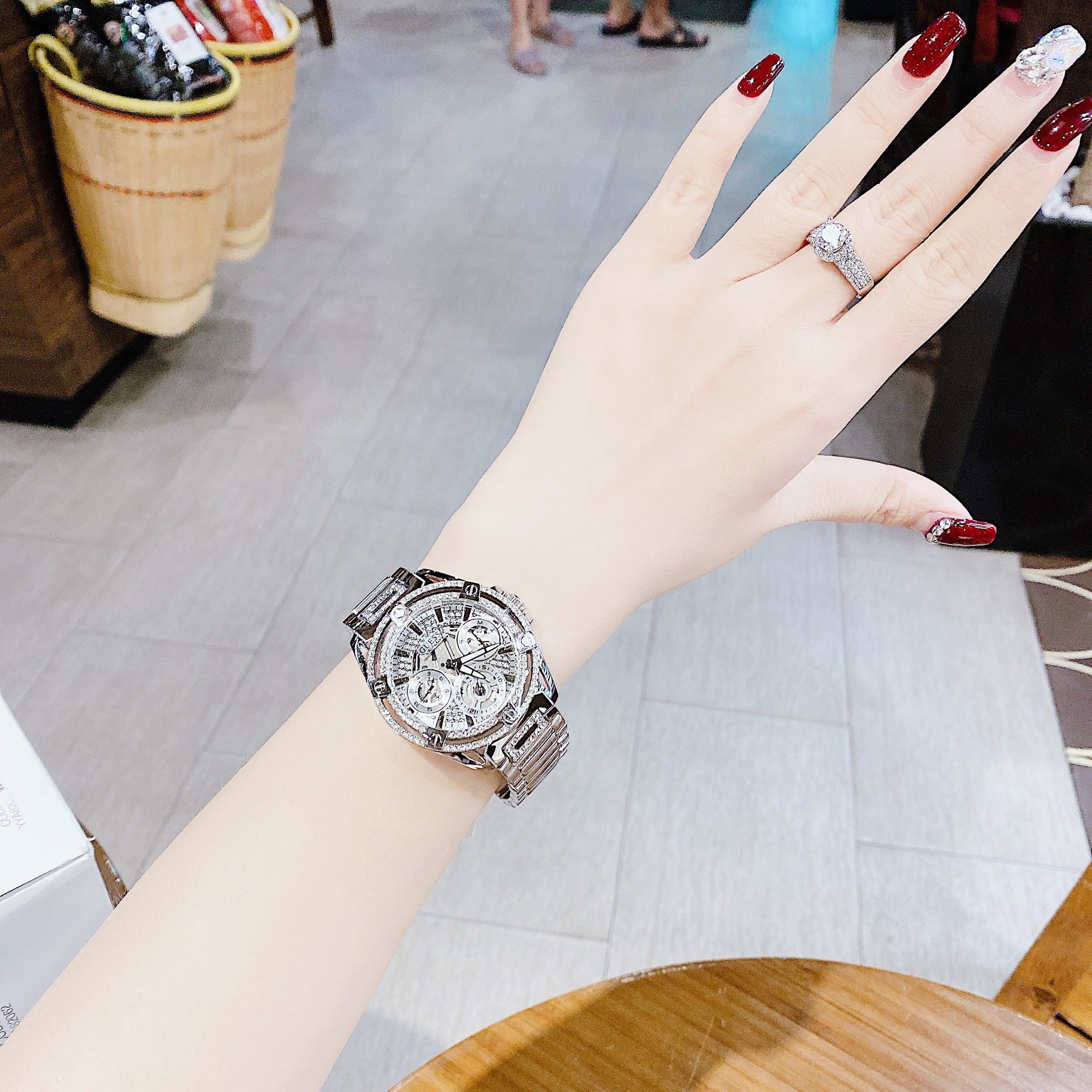 Đồng Hồ Guess Iridescent |Nữ Giới |Đính Đá |Dây Kim Loại Silver |Máy Pin (Quartz) |Size 40mm |donghogiatot.vn