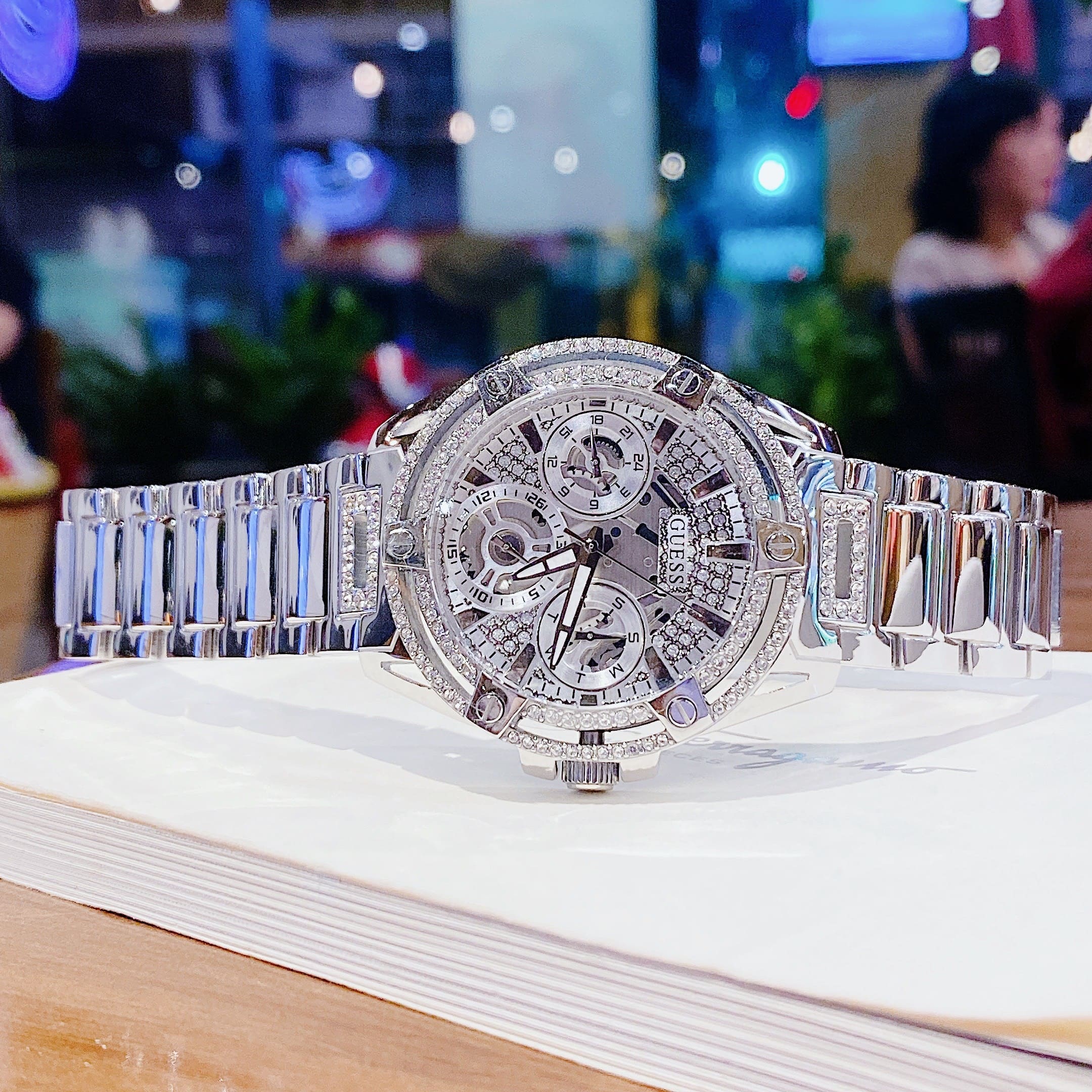 Đồng Hồ Guess Iridescent |Nữ Giới |Đính Đá |Dây Kim Loại Silver |Máy Pin (Quartz) |Size 40mm |donghogiatot.vn