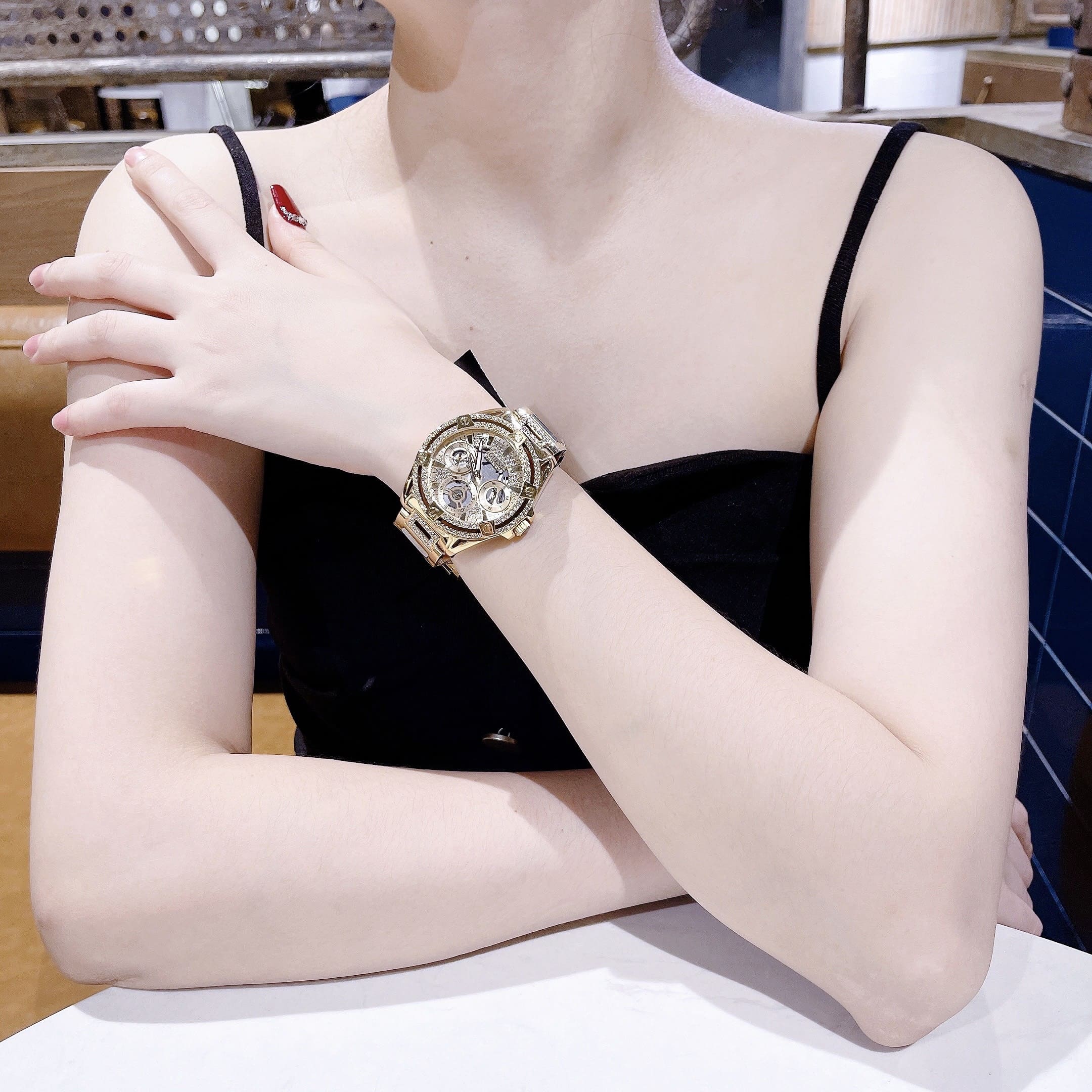 Đồng Hồ Guess Iridescent |Nữ Giới |Đính Đá |Dây Kim Loại Vàng Gold |Máy Pin (Quartz) |Size 40mm |donghogiatot.vn