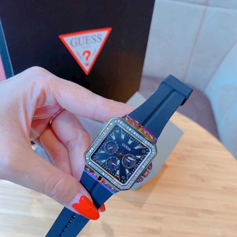 Đồng Hồ Guess Leo Iridescent |Nữ Giới |Mặt Vuông |Dây Cao Su Đen |Máy Pin (Quartz) |Size 34mm |donghogiatot.vn