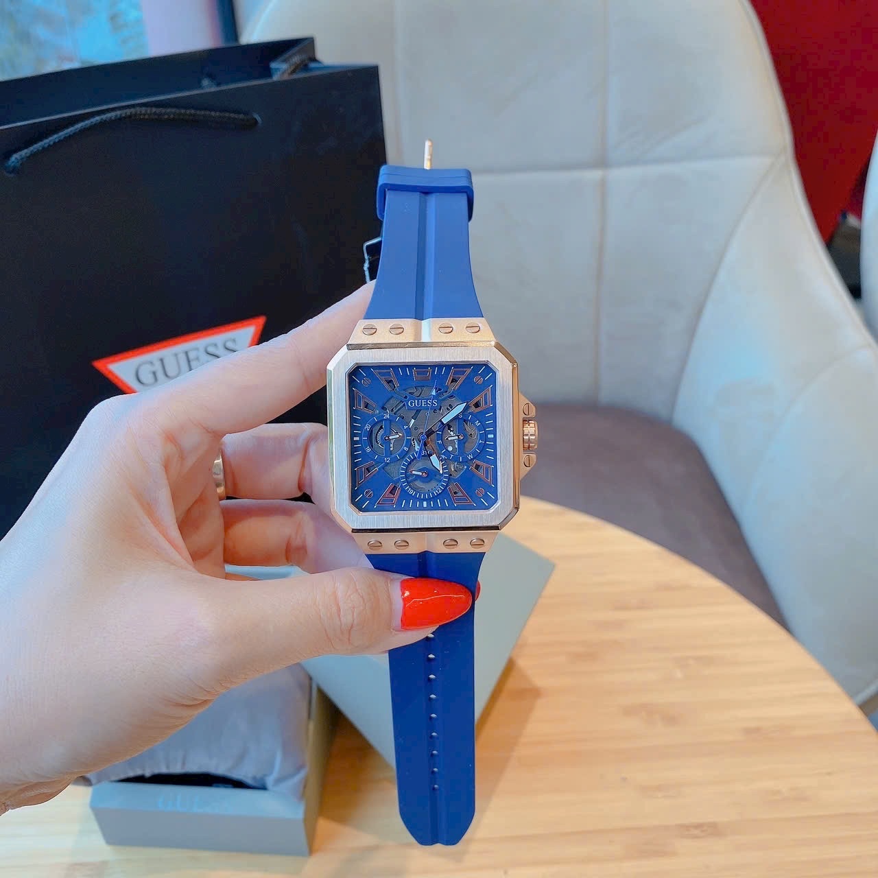 Đồng Hồ Guess Leo |Nam Giới |Mặt Vuông Rose Gold |Dây Cao Su Xanh |Máy Pin (Quartz) |Size 42mm |donghogiatot.vn