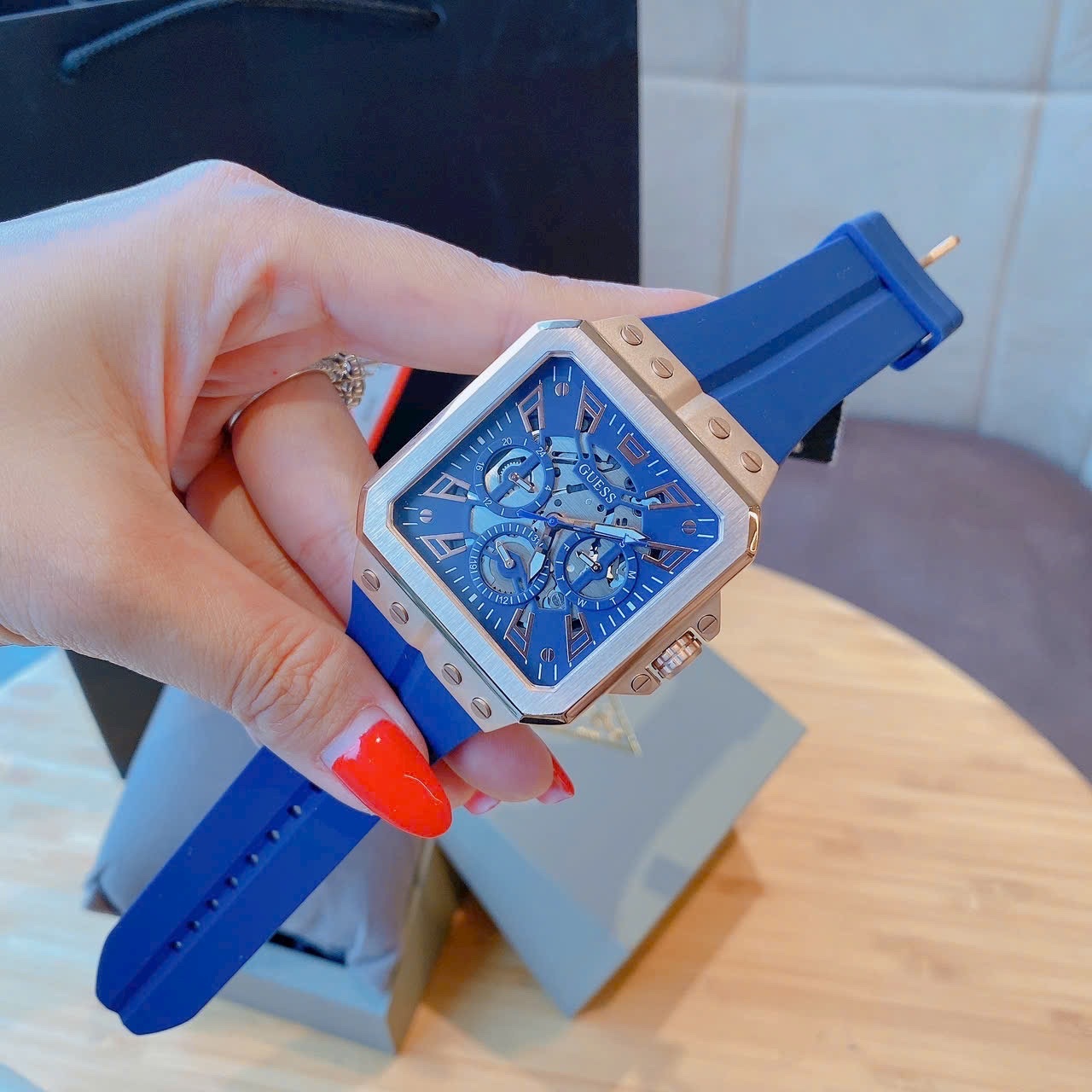 Đồng Hồ Guess Leo |Nam Giới |Mặt Vuông Rose Gold |Dây Cao Su Xanh |Máy Pin (Quartz) |Size 42mm |donghogiatot.vn