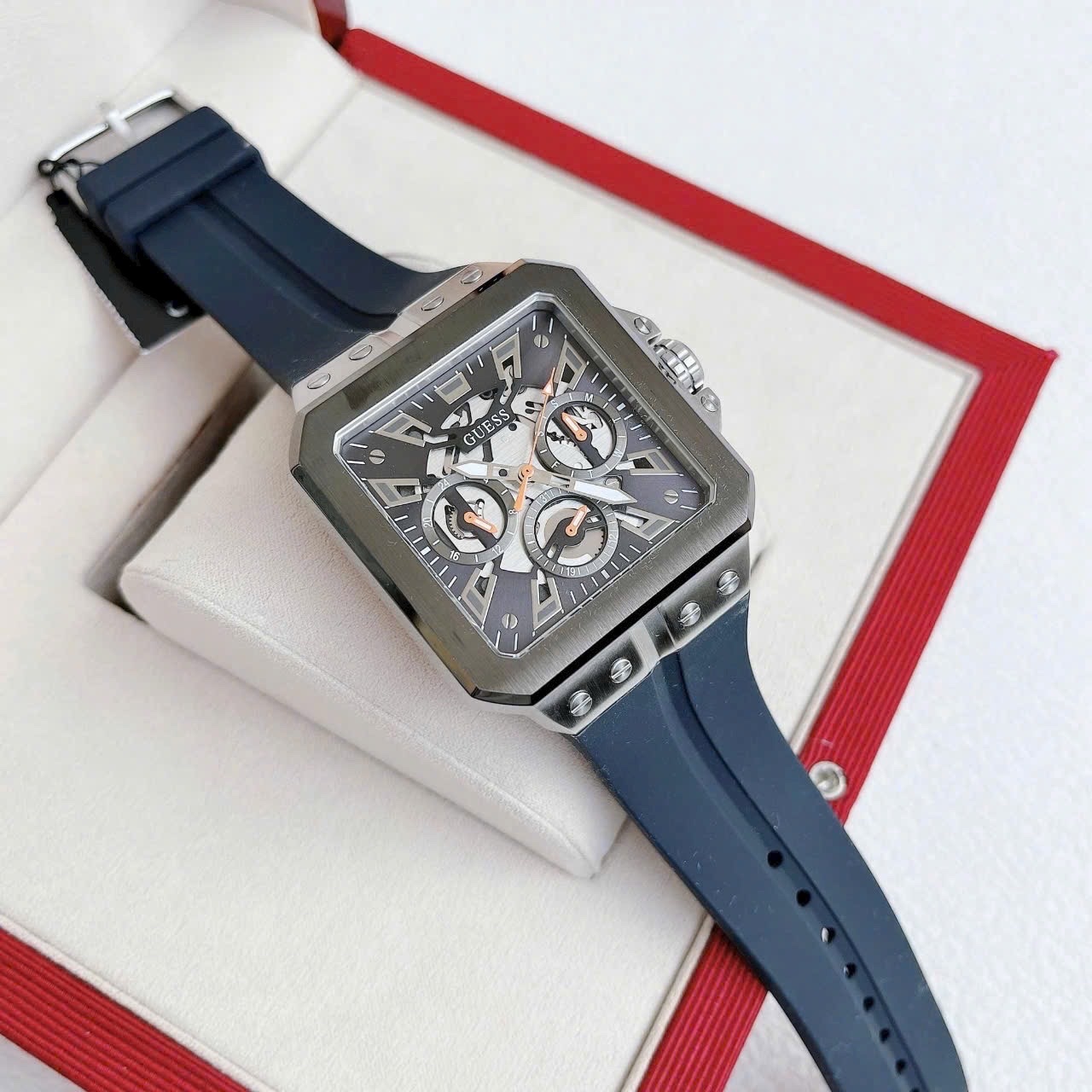 Đồng Hồ Guess Leo |Nam Giới |Mặt Vuông Trắng Sillver |Dây Cao Su Xanh |Máy Pin (Quartz) |Size 42mm |donghogiatot.vn
