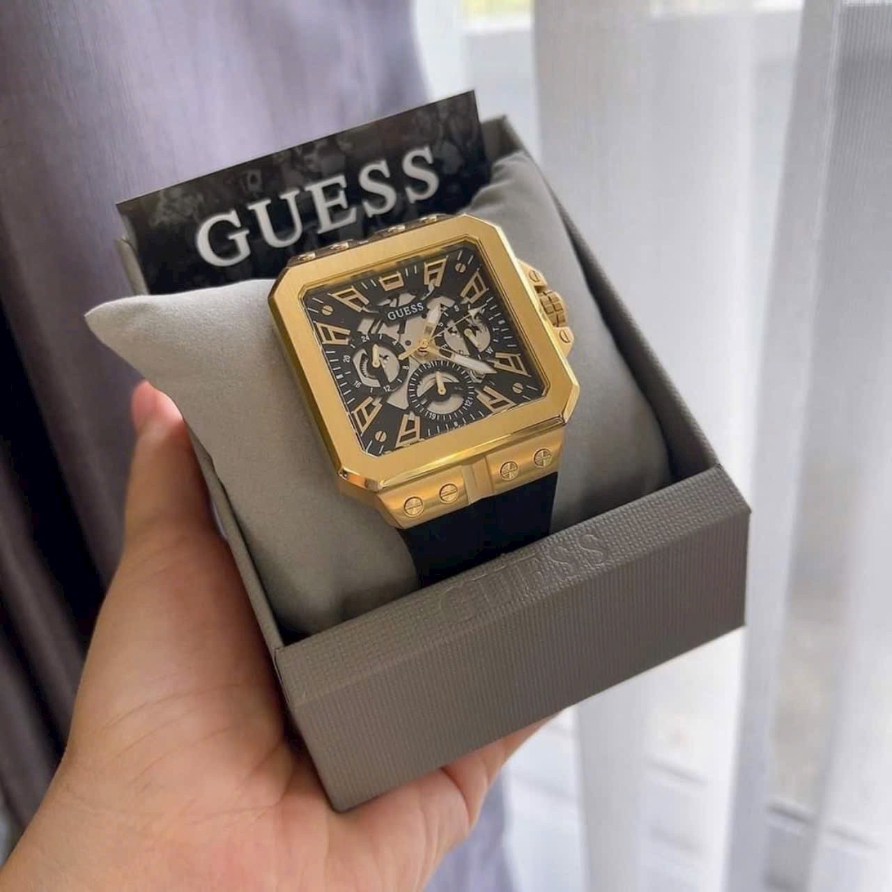 Đồng Hồ Guess Leo |Nam Giới |Mặt Vuông Vàng Gold |Dây Cao Su Đen |Máy Pin (Quartz) |Size 42mm |donghogiatot.vn