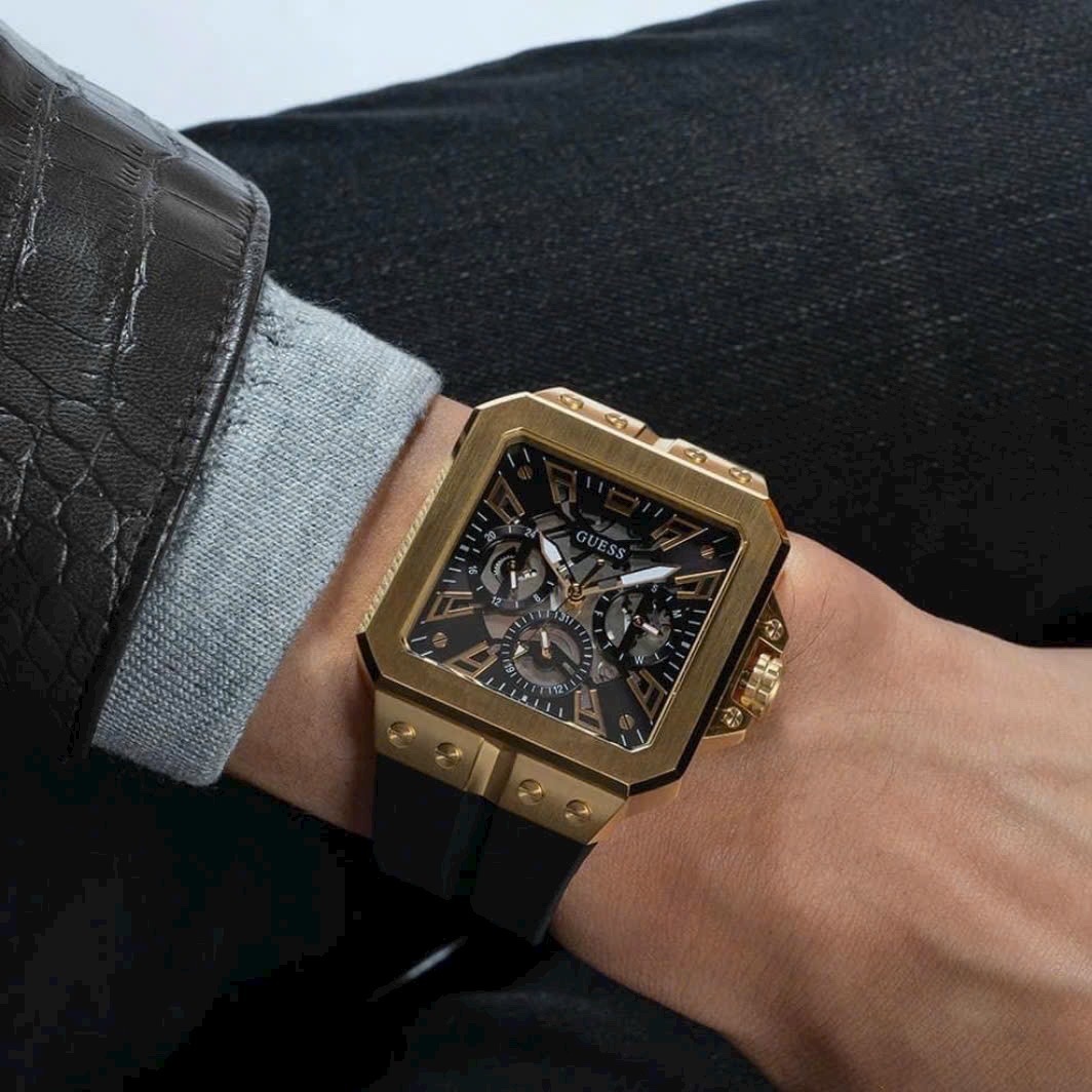 Đồng Hồ Guess Leo |Nam Giới |Mặt Vuông Vàng Gold |Dây Cao Su Đen |Máy Pin (Quartz) |Size 42mm |donghogiatot.vn