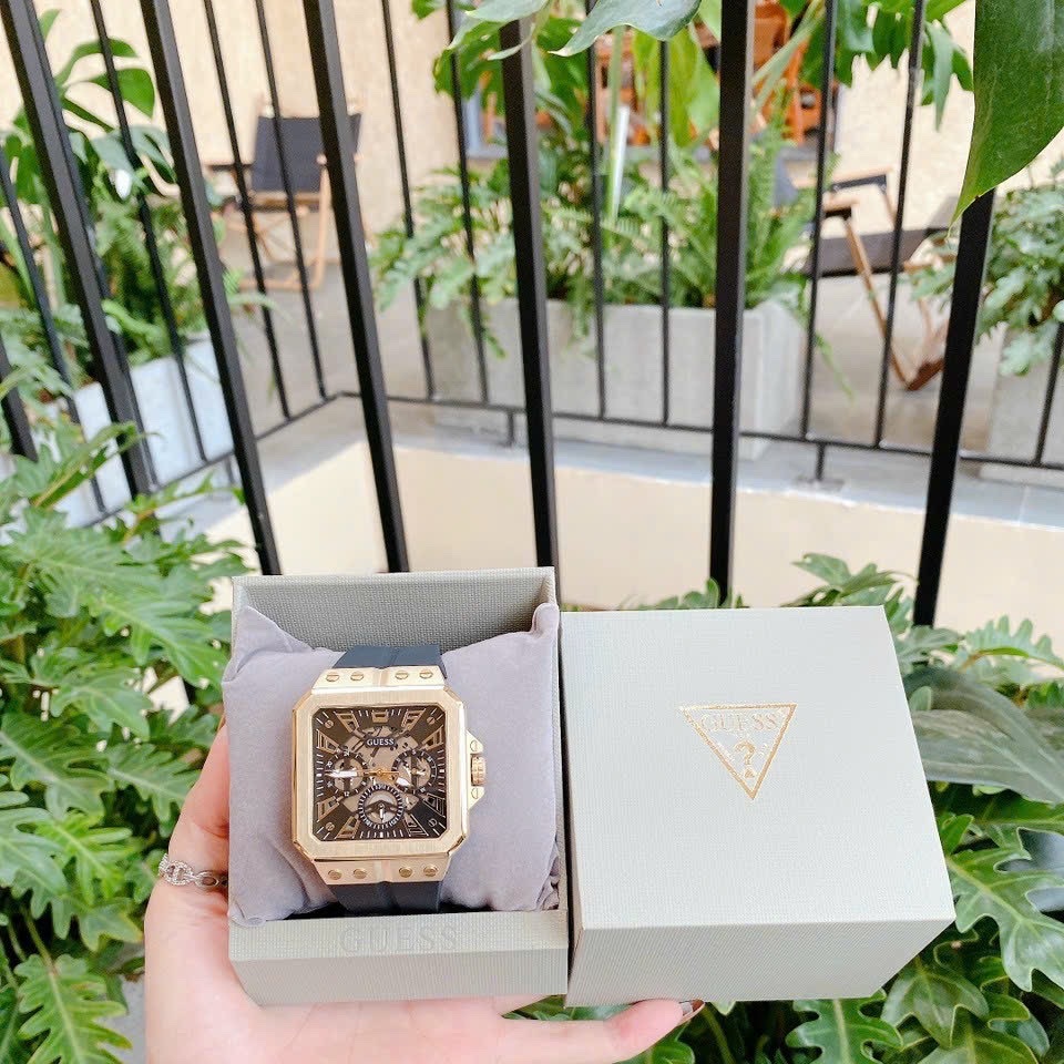 Đồng Hồ Guess Leo |Nam Giới |Mặt Vuông Vàng Gold |Dây Cao Su Đen |Máy Pin (Quartz) |Size 42mm |donghogiatot.vn