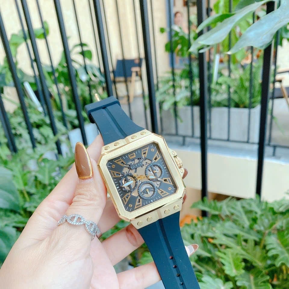 Đồng Hồ Guess Leo |Nam Giới |Mặt Vuông Vàng Gold |Dây Cao Su Đen |Máy Pin (Quartz) |Size 42mm |donghogiatot.vn