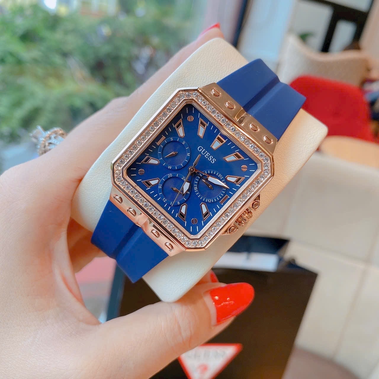 Đồng Hồ Guess Leo |Nữ Giới |Mặt Vuông Đính Đá |Dây Cao Su Xanh |Máy Pin (Quartz) |Size 34mm |donghogiatot.vn