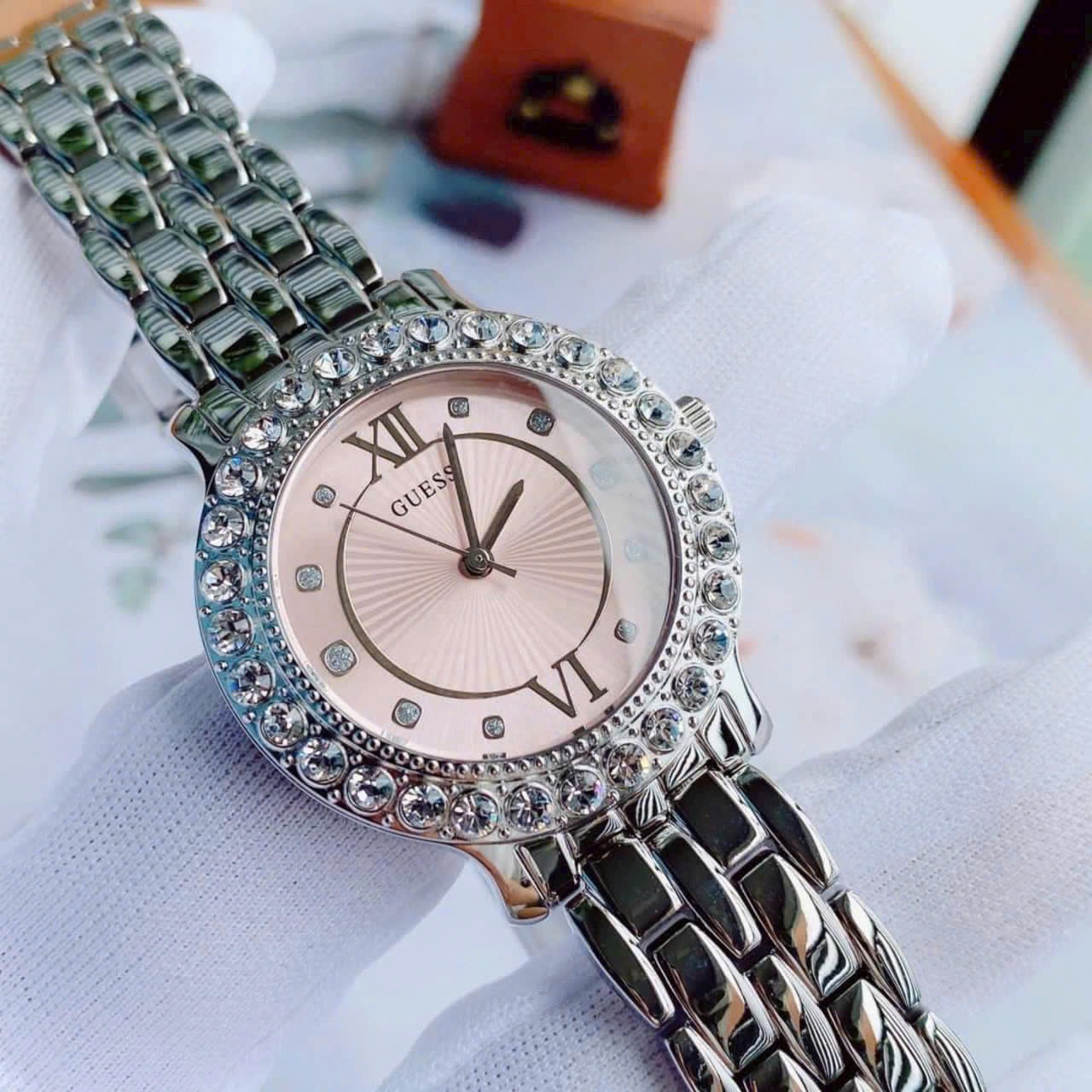 Đồng Hồ Guess Mâm Xôi |Nữ Giới |Mặt Mâm Xôi |Màu Hồng |Dây Kim Loại Silver |Máy Pin (Quartz) |Size 34mm |donghogiatot.vn