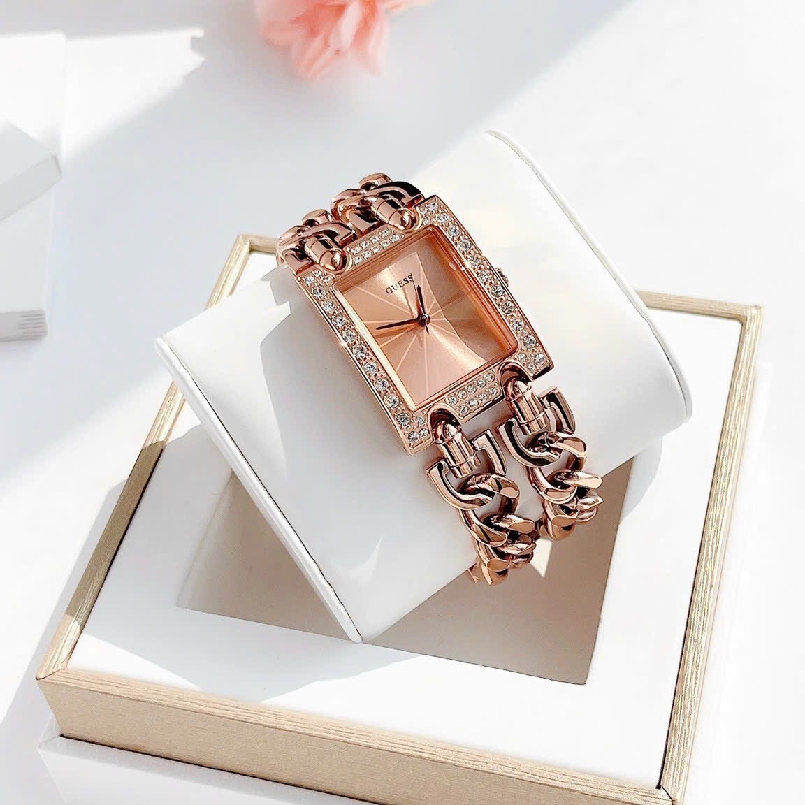 Đồng Hồ Guess Mặt Chữ Nhật |Nữ Giới |Rose Gold |Lắc Tay |Máy Pin (Quartz) |Size 28x35mm |donghogiatot.vn