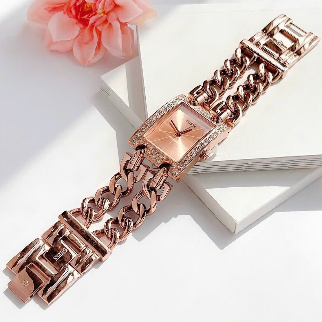 Đồng Hồ Guess Mặt Chữ Nhật |Nữ Giới |Rose Gold |Lắc Tay |Máy Pin (Quartz) |Size 28x35mm |donghogiatot.vn
