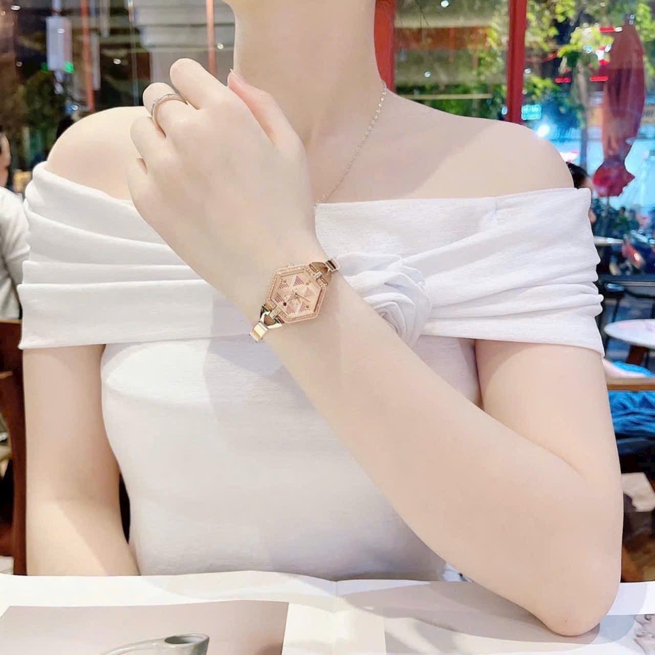 Đồng Hồ Guess Mặt Lục Giác |Nữ Giới |Đính Đá Màu Hồng |Dây Kim Loại Rose Gold |Máy Pin (Quartz) |Size 28mm |donghogiatot.vn