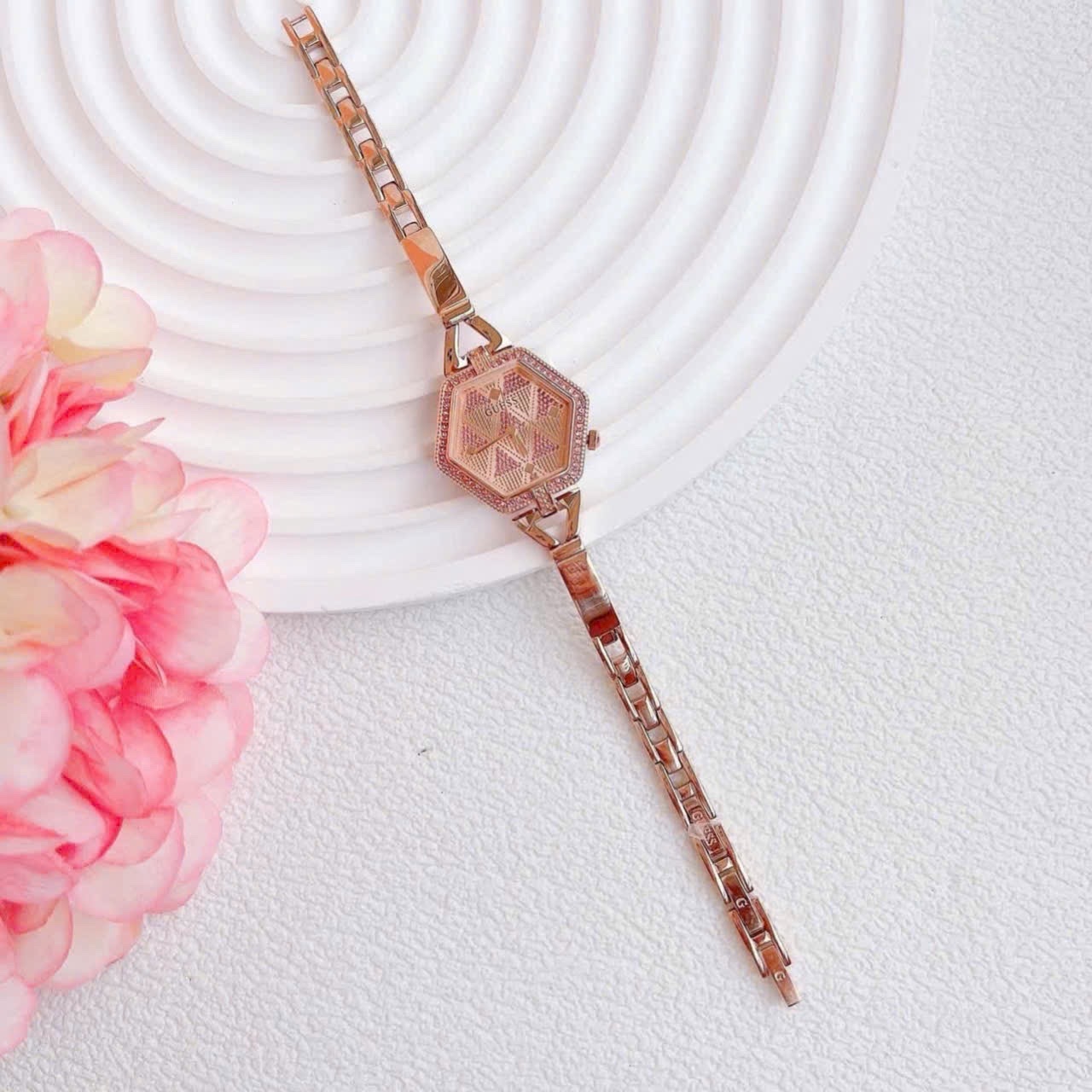 Đồng Hồ Guess Mặt Lục Giác |Nữ Giới |Đính Đá Màu Hồng |Dây Kim Loại Rose Gold |Máy Pin (Quartz) |Size 28mm |donghogiatot.vn