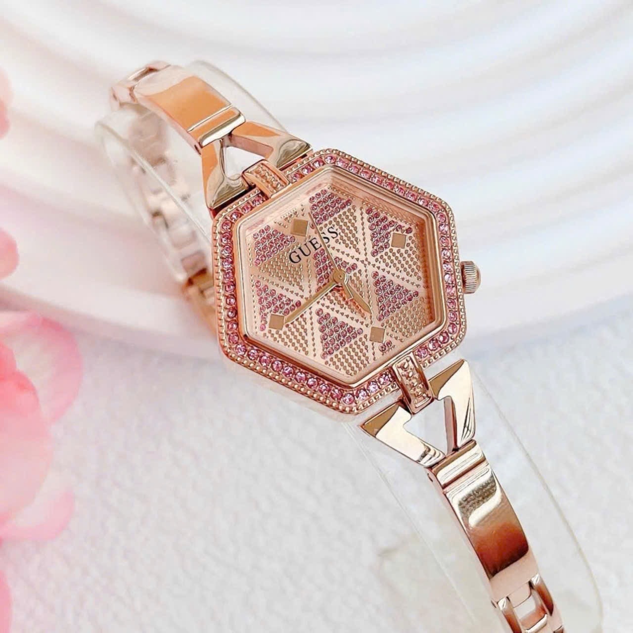 Đồng Hồ Guess Mặt Lục Giác |Nữ Giới |Đính Đá Màu Hồng |Dây Kim Loại Rose Gold |Máy Pin (Quartz) |Size 28mm |donghogiatot.vn
