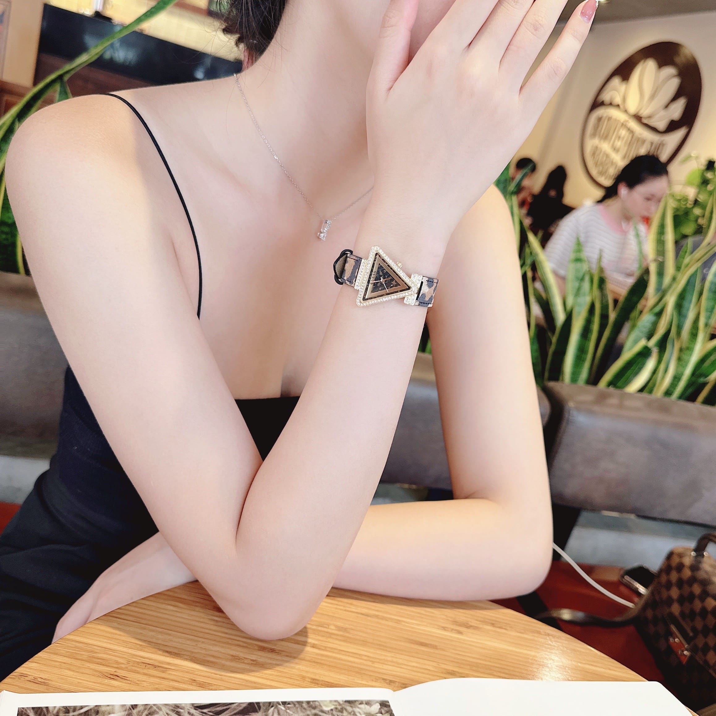 Đồng Hồ Guess Mặt Tam Giác |Nữ Giới |Đính Đá |Dây Da Beo |Máy Pin (Quartz) |Size 34mm |donghogiatot.vn