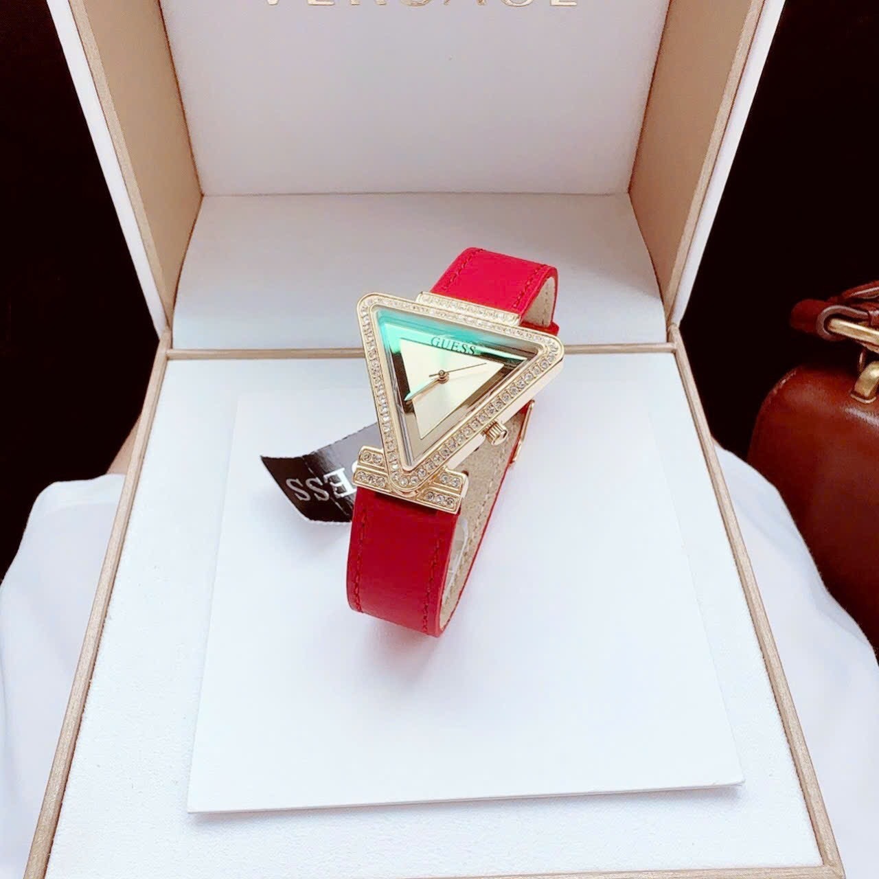 Đồng Hồ Guess Mặt Tam Giác |Nữ Giới |Đính Đá |Dây Da Đỏ |Máy Pin (Quartz) |Size 34mm |donghogiatot.vn