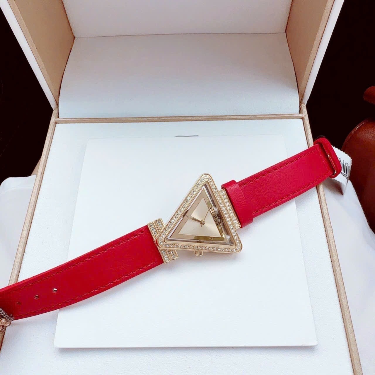 Đồng Hồ Guess Mặt Tam Giác |Nữ Giới |Đính Đá |Dây Da Đỏ |Máy Pin (Quartz) |Size 34mm |donghogiatot.vn