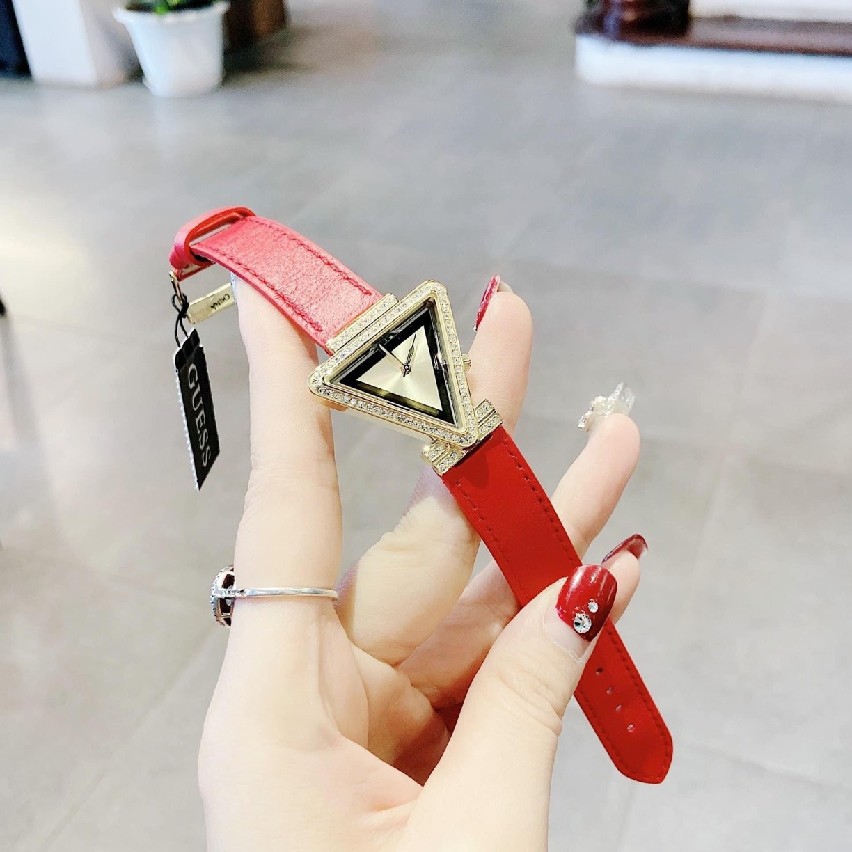 Đồng Hồ Guess Mặt Tam Giác |Nữ Giới |Đính Đá |Dây Da Đỏ |Máy Pin (Quartz) |Size 34mm |donghogiatot.vn