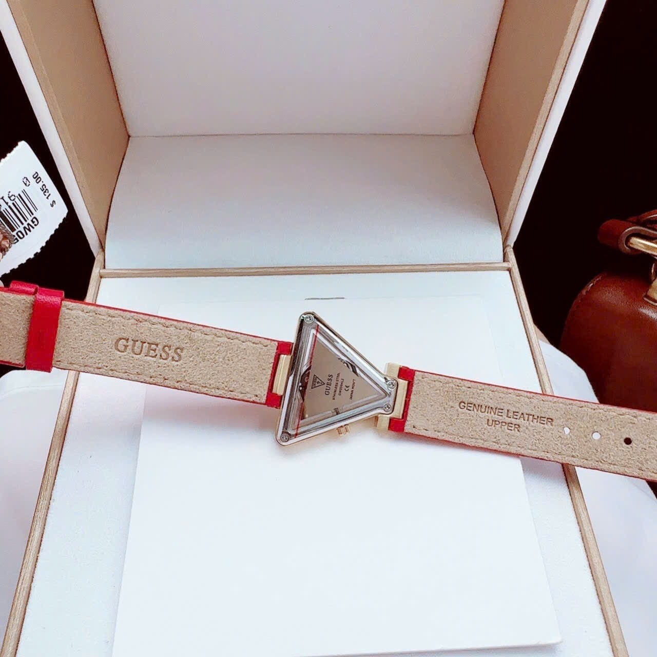 Đồng Hồ Guess Mặt Tam Giác |Nữ Giới |Đính Đá |Dây Da Đỏ |Máy Pin (Quartz) |Size 34mm |donghogiatot.vn