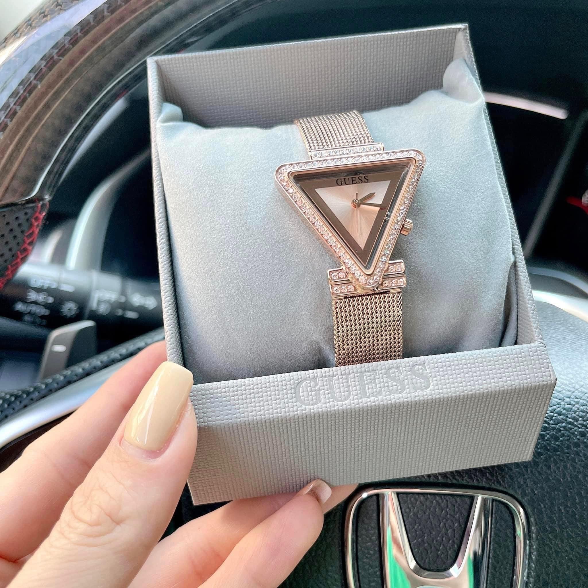 Đồng Hồ Guess Mặt Tam Giác |Nữ Giới |Đính Đá |Dây Lưới Rose Gold |Máy Pin (Quartz) |Size 34mm |donghogiatot.vn