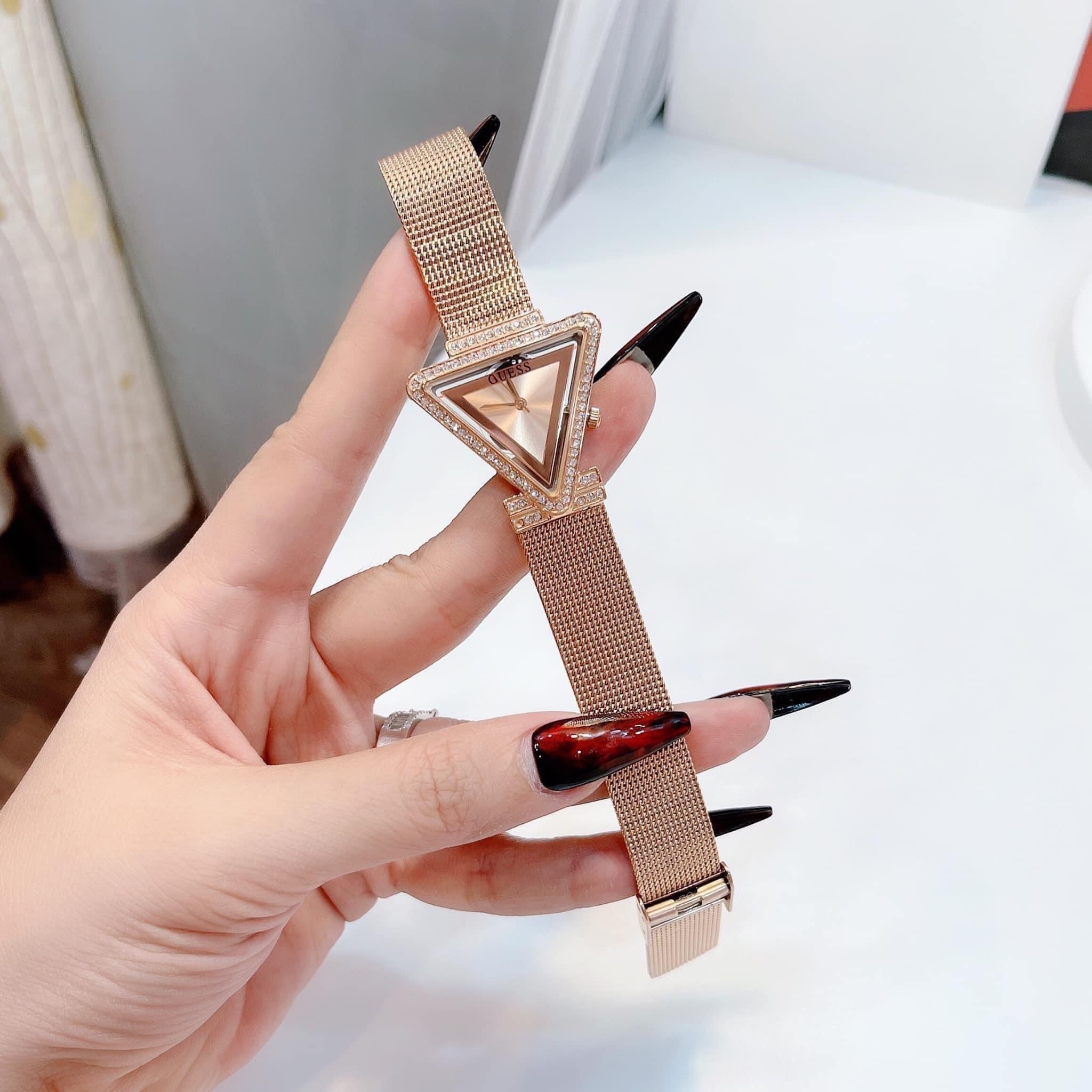 Đồng Hồ Guess Mặt Tam Giác |Nữ Giới |Đính Đá |Dây Lưới Rose Gold |Máy Pin (Quartz) |Size 34mm |donghogiatot.vn