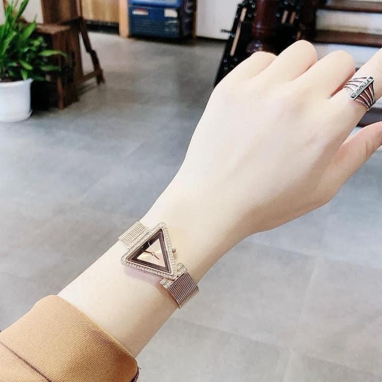 Đồng Hồ Guess Mặt Tam Giác |Nữ Giới |Đính Đá |Dây Lưới Rose Gold |Máy Pin (Quartz) |Size 34mm |donghogiatot.vn