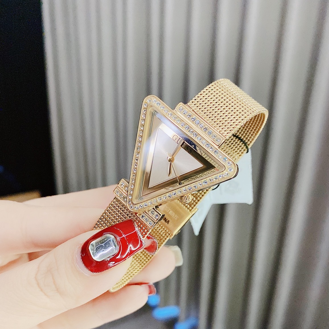 Đồng Hồ Guess Mặt Tam Giác |Nữ Giới |Đính Đá |Dây Lưới Vàng Gold |Máy Pin (Quartz) |Size 34mm |donghogiatot.vn