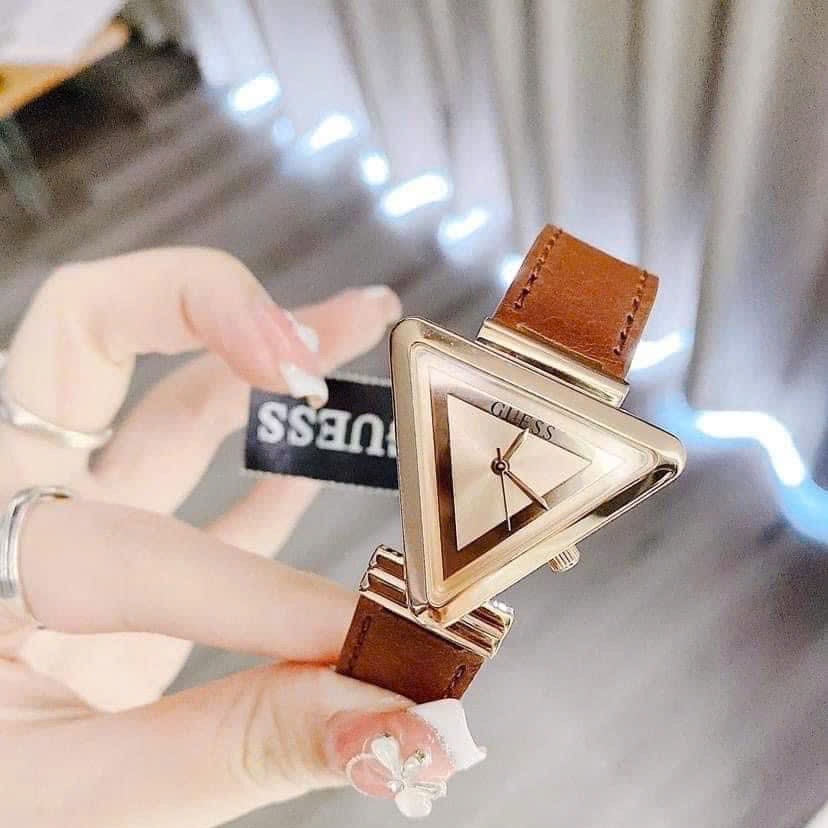 Đồng Hồ Guess Mặt Tam Giác |Nữ Giới |Vàng Gold |Dây Da Nâu |Máy Pin (Quartz) |Size 34mm |donghogiatot.vn