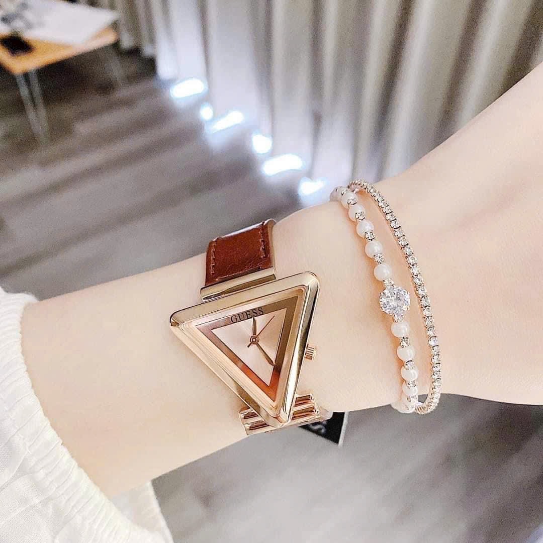 Đồng Hồ Guess Mặt Tam Giác |Nữ Giới |Vàng Gold |Dây Da Nâu |Máy Pin (Quartz) |Size 34mm |donghogiatot.vn