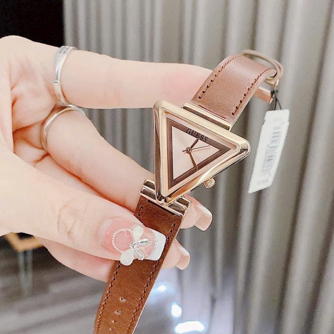 Đồng Hồ Guess Mặt Tam Giác |Nữ Giới |Vàng Gold |Dây Da Nâu |Máy Pin (Quartz) |Size 34mm |donghogiatot.vn