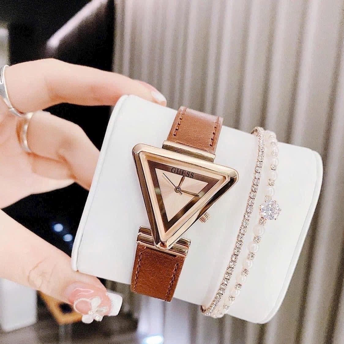 Đồng Hồ Guess Mặt Tam Giác |Nữ Giới |Vàng Gold |Dây Da Nâu |Máy Pin (Quartz) |Size 34mm |donghogiatot.vn