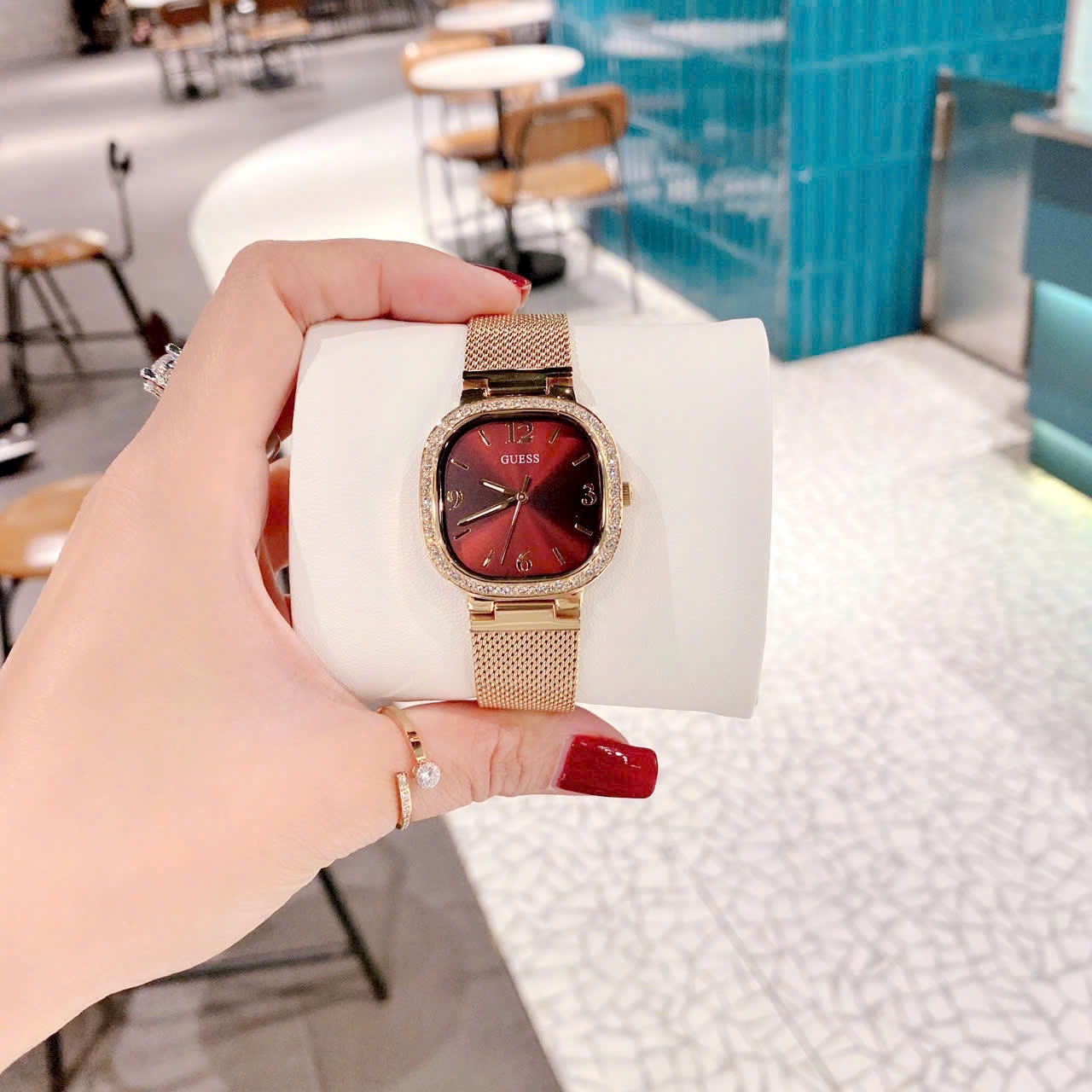 Đồng Hồ Guess Mặt Vuông Đỏ |Nữ Giới |Dây Mesh Lưới Vàng Gold |Máy Pin (Quartz) |Size 32mm |donghogiatot.vn