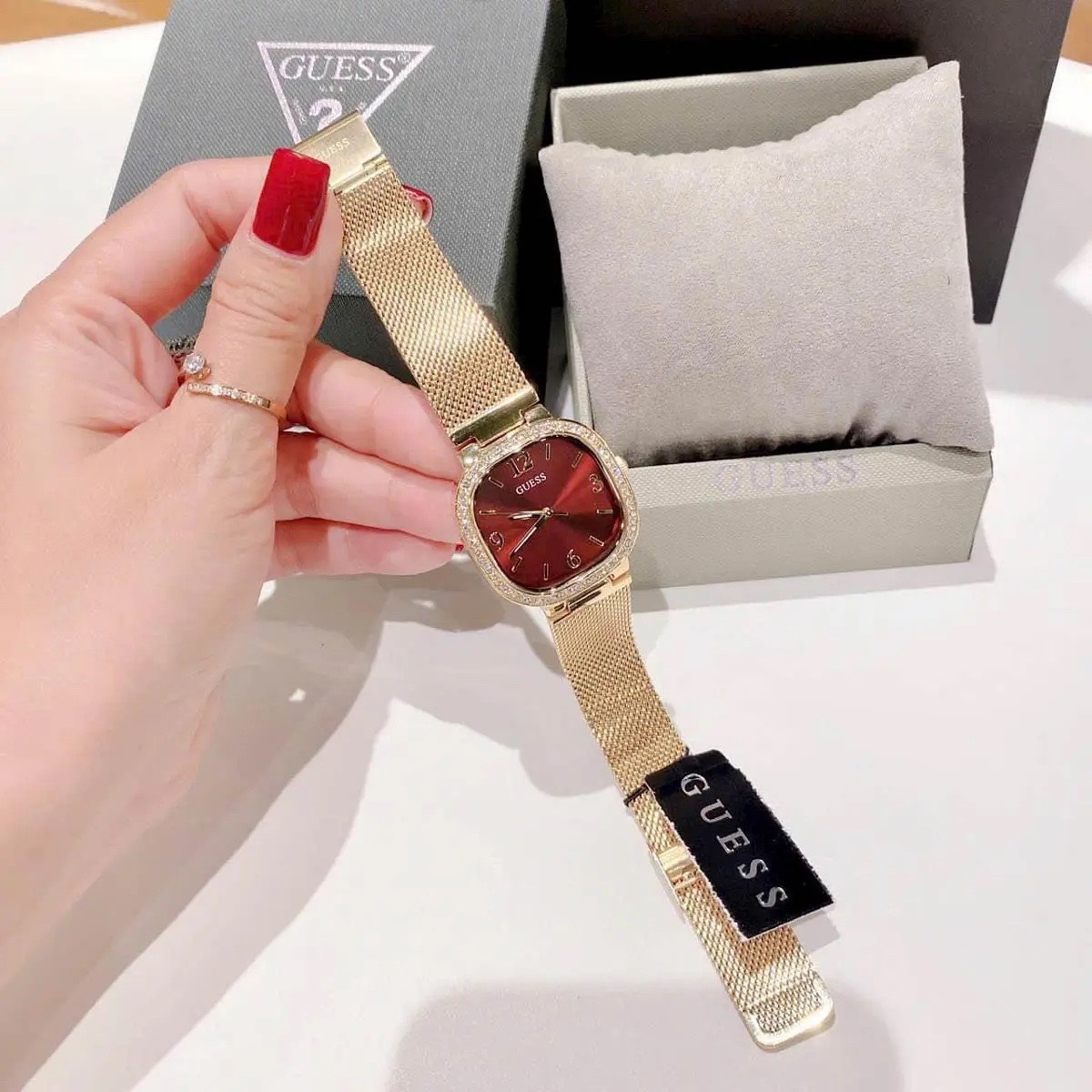Đồng Hồ Guess Mặt Vuông Đỏ |Nữ Giới |Dây Mesh Lưới Vàng Gold |Máy Pin (Quartz) |Size 32mm |donghogiatot.vn
