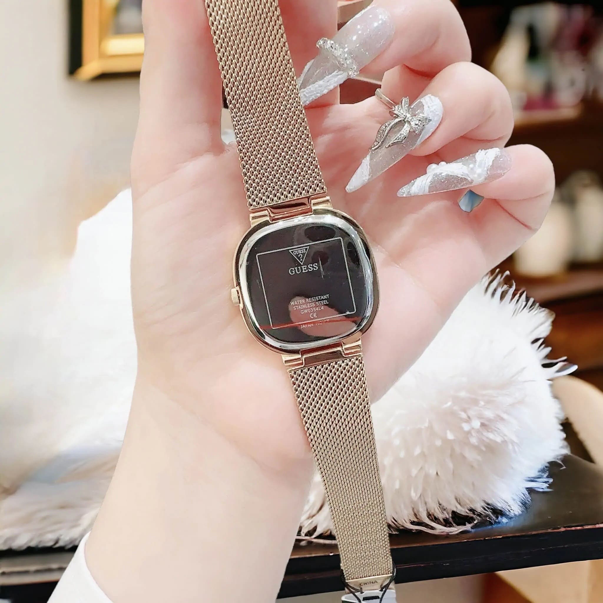 Đồng Hồ Guess Mặt Vuông Đỏ |Nữ Giới |Dây Mesh Lưới Vàng Gold |Máy Pin (Quartz) |Size 32mm |donghogiatot.vn