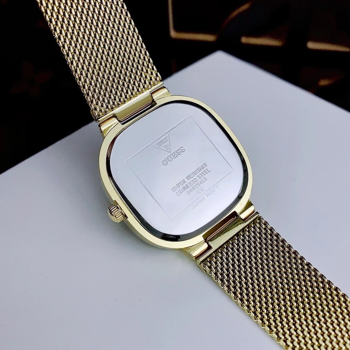 Đồng Hồ Guess Mặt Vuông Xanh Lá |Nữ Giới |Dây Mesh Lưới Vàng Gold |Máy Pin (Quartz) |Size 32mm |donghogiatot.vn